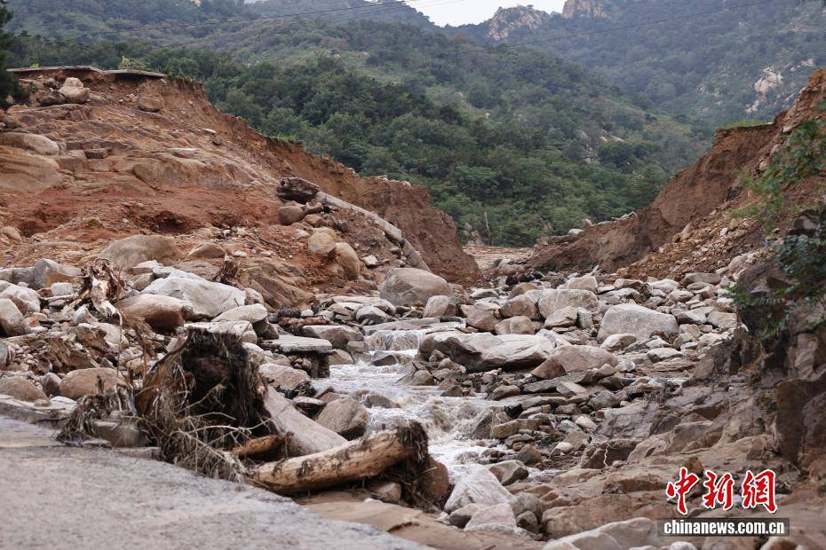 山东济南莱芜突发山洪 受灾区域道路损毁严重
