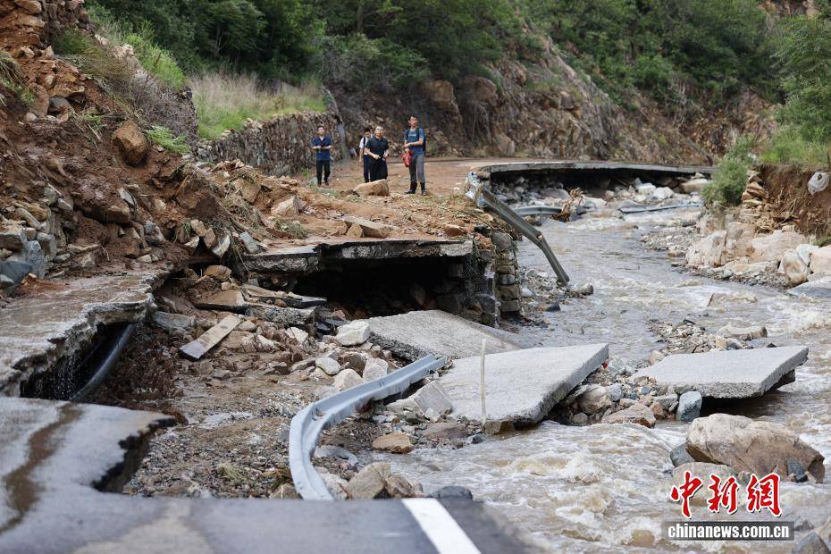 山东济南莱芜突发山洪 受灾区域道路损毁严重