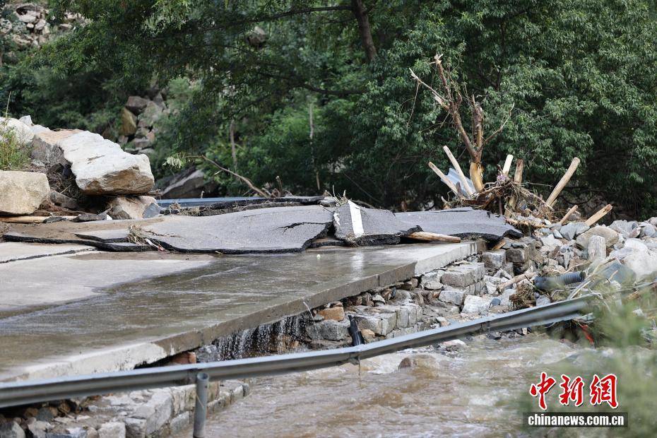 山东济南莱芜突发山洪 受灾区域道路损毁严重