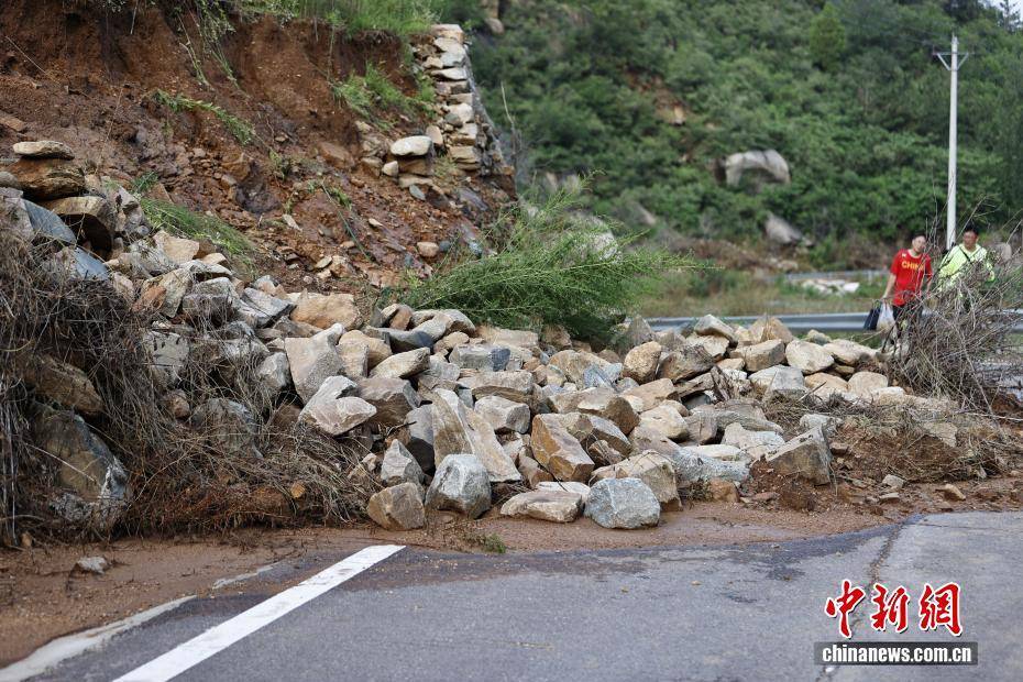 山东济南莱芜突发山洪 受灾区域道路损毁严重