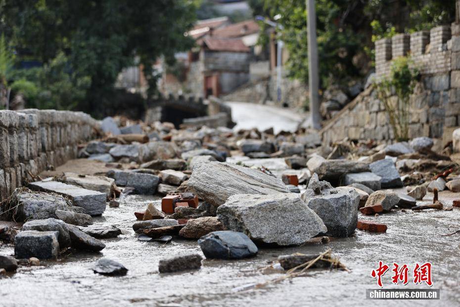 山东济南莱芜突发山洪 受灾区域道路损毁严重