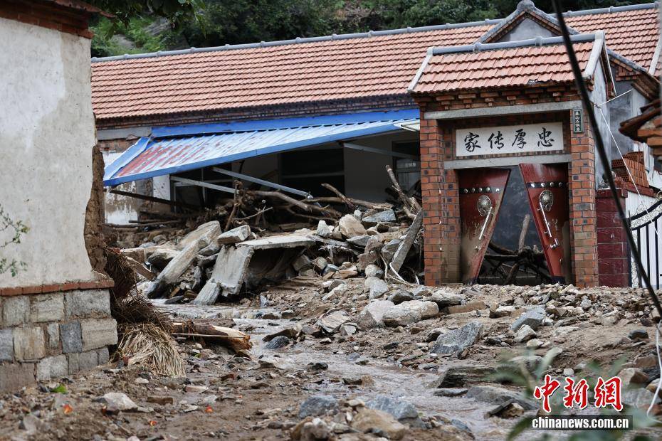 山东济南莱芜突发山洪 受灾区域道路损毁严重