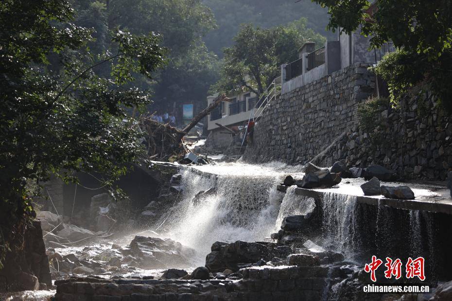 山东济南莱芜突发山洪 受灾区域道路损毁严重